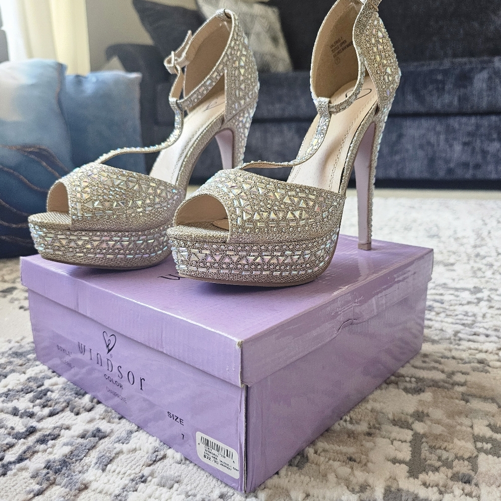 Windsor Gold Women's Heels - Picture 2 of 3